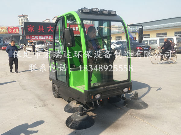 宏瑞達(dá)駕駛式掃地車（2150雙風(fēng)機）—固安縣固弘建材城案例