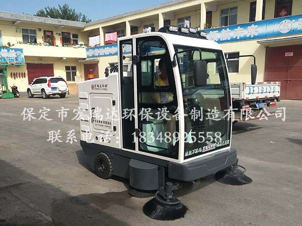 河北宏瑞達電動掃地車2100走進晉城市倍潔環(huán)衛(wèi)