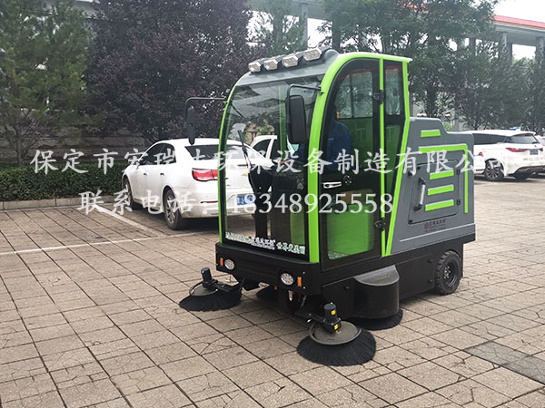 保定宏瑞達(dá)2150路面清掃車(chē)助力陜西榆林砂石廠的清潔工作