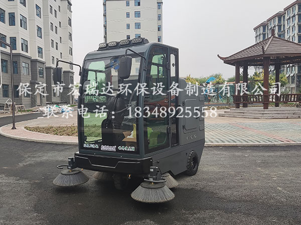 保定宏瑞達駕駛式清掃車在湖南懷化小區(qū)上崗